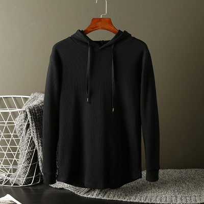 Modern férfi pulóver kapucnival és nyakkendővel