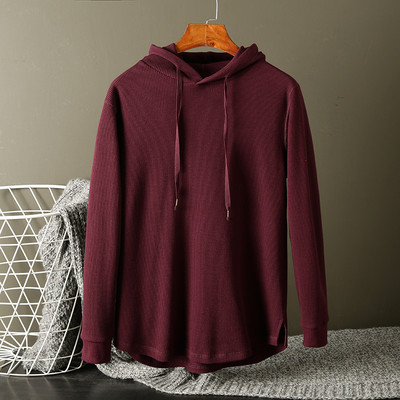 Modern férfi pulóver kapucnival és nyakkendővel