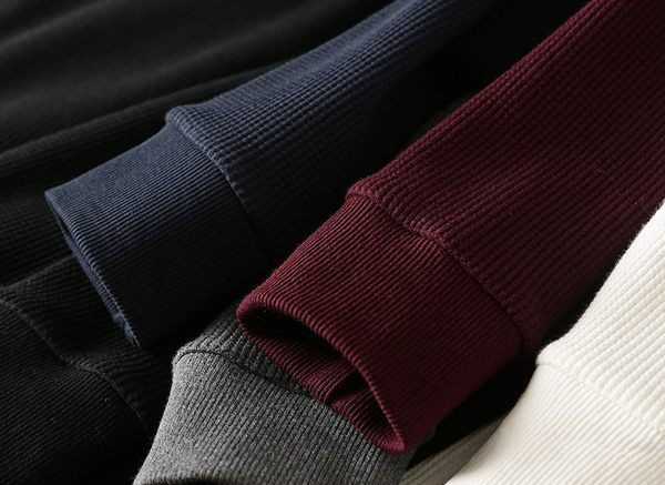 Modern férfi pulóver kapucnival és nyakkendővel