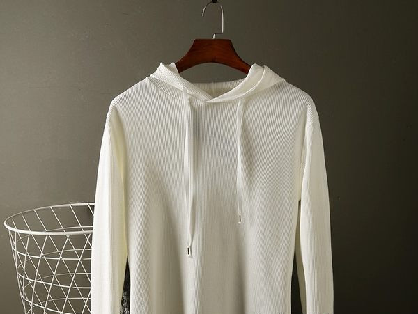 Modern férfi pulóver kapucnival és nyakkendővel