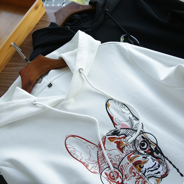 Ανδρικό μοντέρνο φούτερ με στάμπα και κορδόνια