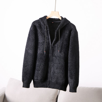 Stílusos férfi pulóver nyakkendővel és kapucnival