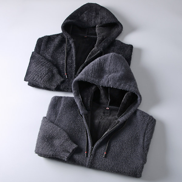 Stílusos férfi pulóver nyakkendővel és kapucnival