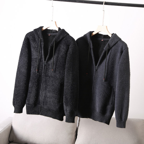 Stílusos férfi pulóver nyakkendővel és kapucnival