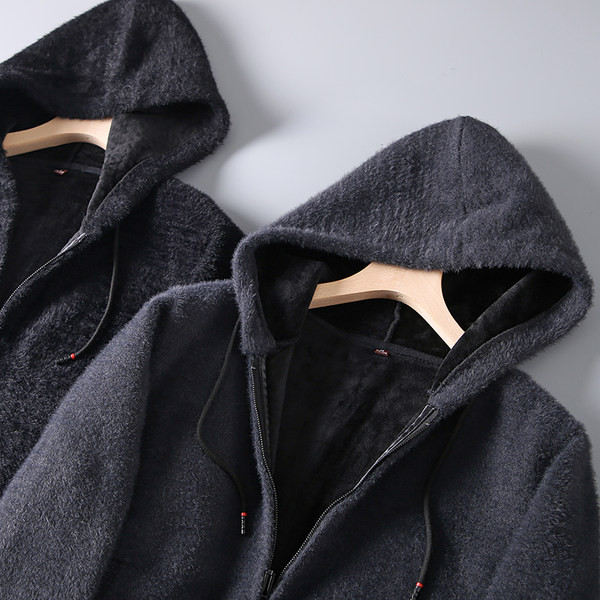 Stílusos férfi pulóver nyakkendővel és kapucnival