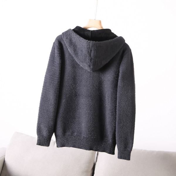 Stílusos férfi pulóver nyakkendővel és kapucnival