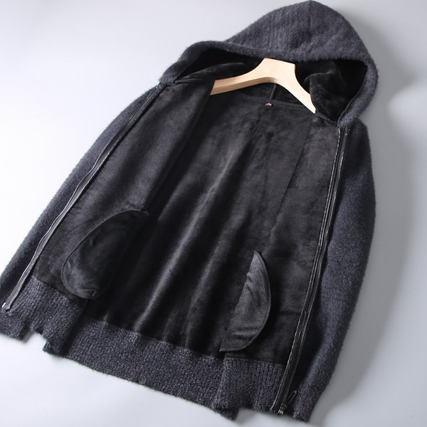 Stílusos férfi pulóver nyakkendővel és kapucnival