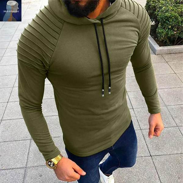 Modern férfi pulóver nyakkendővel és kapucnival