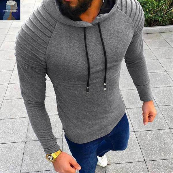 Modern férfi pulóver nyakkendővel és kapucnival