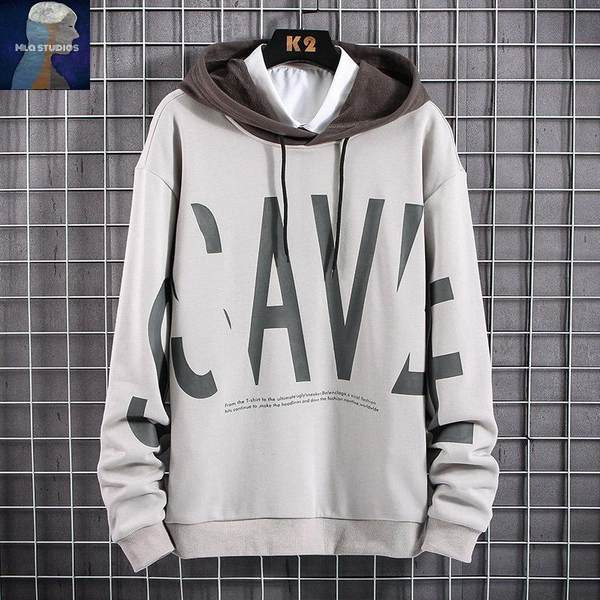 Napi férfi pulóver kapucnival és feliratokkal