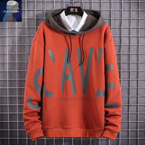 Napi férfi pulóver kapucnival és feliratokkal