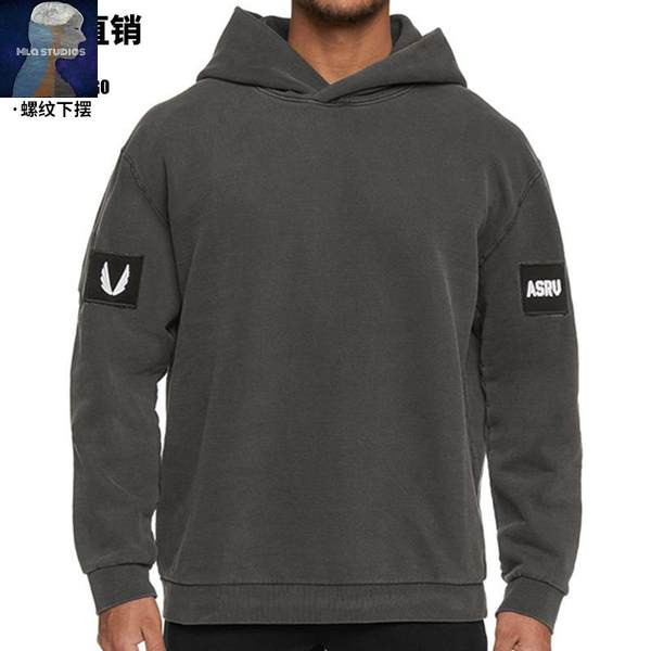 Ανδρικό φούτερ με κουκούλα και εμβλήματα