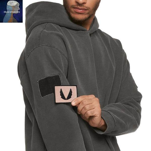 Ανδρικό φούτερ με κουκούλα και εμβλήματα