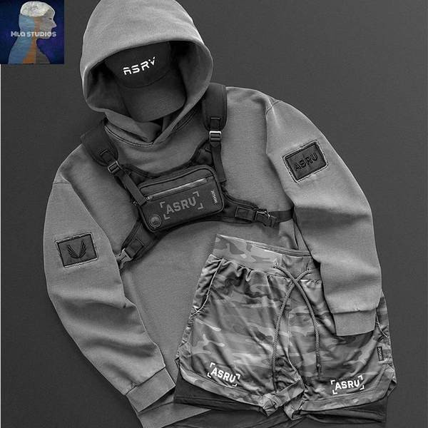 Ανδρικό φούτερ με κουκούλα και εμβλήματα