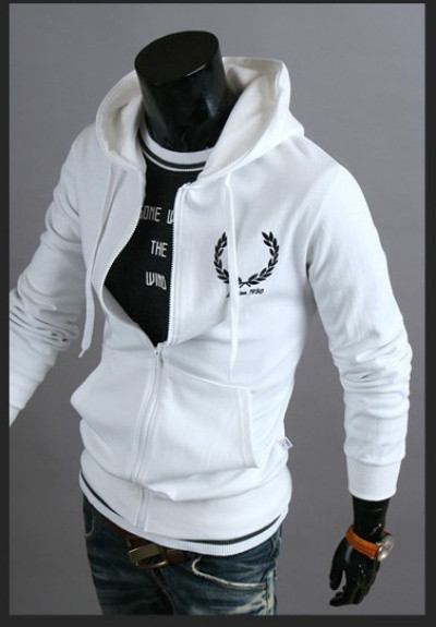 Napi férfi pulóver hímzéssel és kapucnival