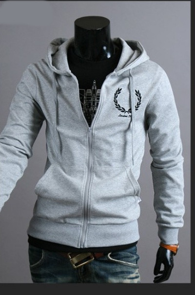 Napi férfi pulóver hímzéssel és kapucnival