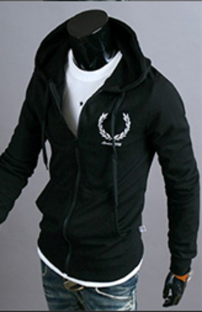 Napi férfi pulóver hímzéssel és kapucnival