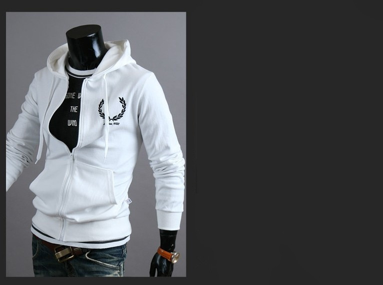 Napi férfi pulóver hímzéssel és kapucnival