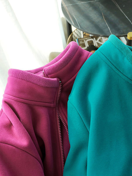 Κλασικό  μοντέλο γυναικείο φούτερ με ψηλό γιακά και φερμουάρ