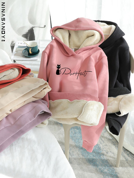 Női pulóver meleg béléssel és feliratokkal