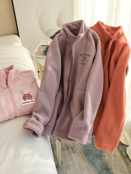 Napi pulóver feliratokkal és magas gallérral