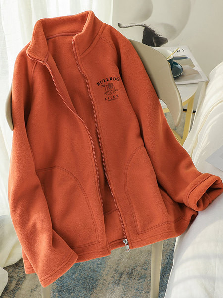 Napi pulóver feliratokkal és magas gallérral