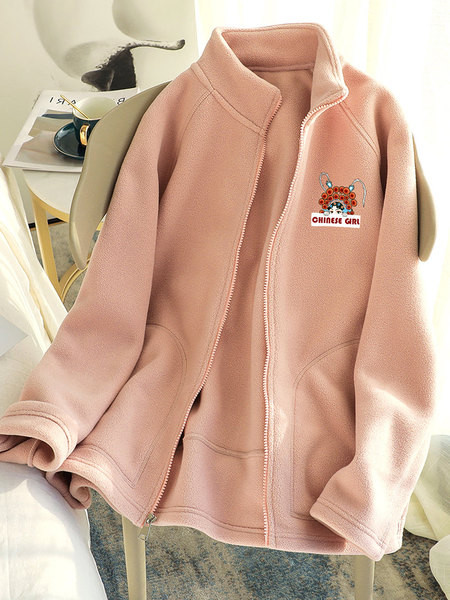 Napi pulóver feliratokkal és magas gallérral