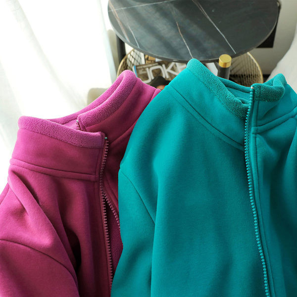 Hanorac de dama captusit cu guler inalt si inchidere cu fermoar