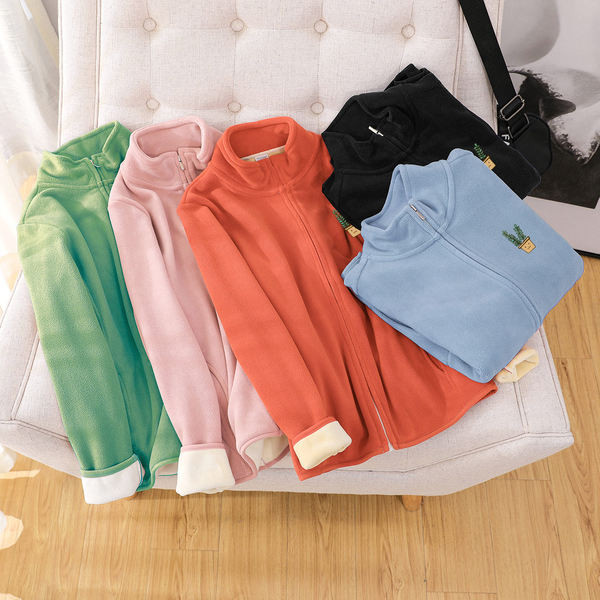 Női pulóver hímzéssel és cipzárral - különböző színekben