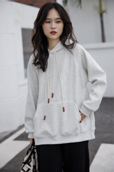 Κλασικό μοντέλο γυναικείο φούτερ με κουκούλα και κορδόνια