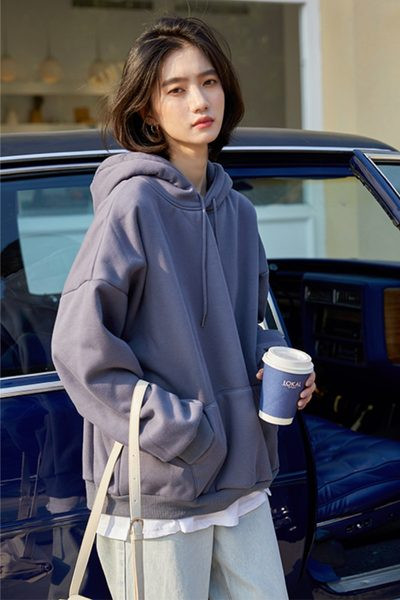 Vienkāršs sporta krekla modelis ar kapuci un saitēm sievietēm