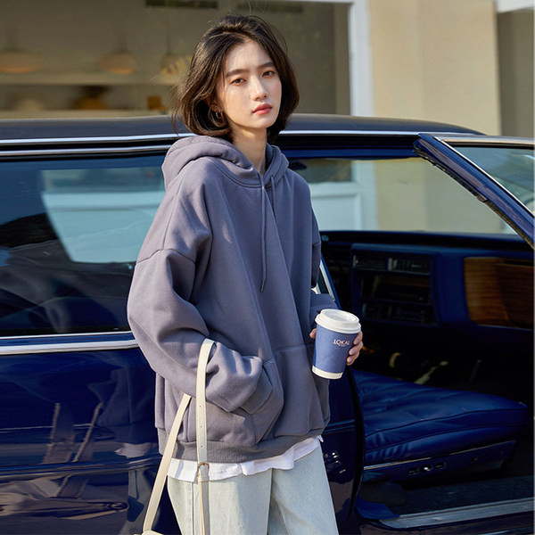 Vienkāršs sporta krekla modelis ar kapuci un saitēm sievietēm