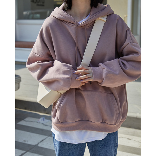 Vienkāršs sporta krekla modelis ar kapuci un saitēm sievietēm