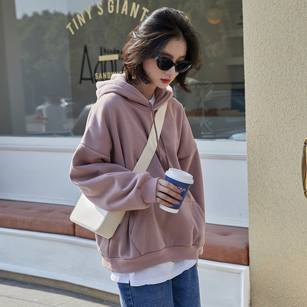 Vienkāršs sporta krekla modelis ar kapuci un saitēm sievietēm