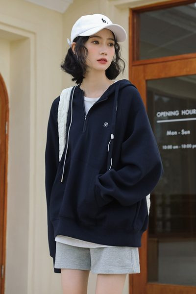 Γυναικείο κλασικό μοντέλο με τσέπη και φερμουάρ