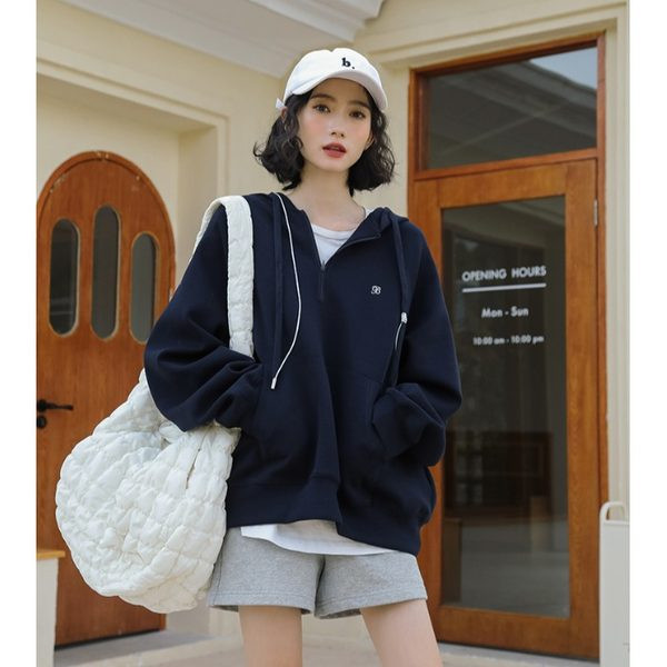 Γυναικείο κλασικό μοντέλο με τσέπη και φερμουάρ