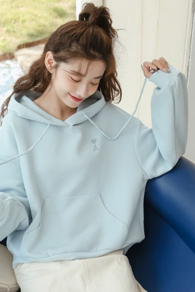 Rövid női pulóver kapucnival és nyakkendővel - két színben