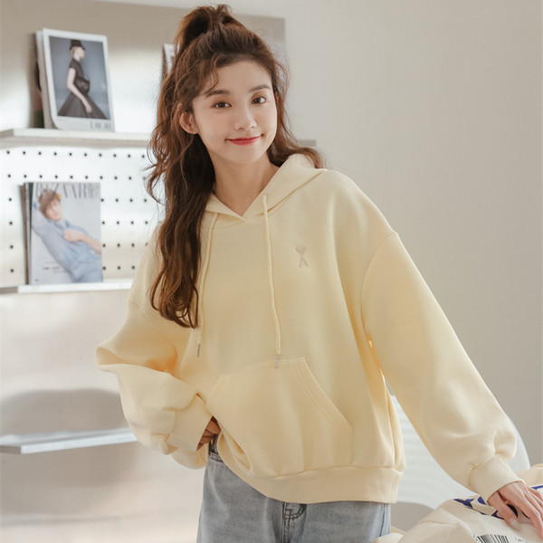 Rövid női pulóver kapucnival és nyakkendővel - két színben