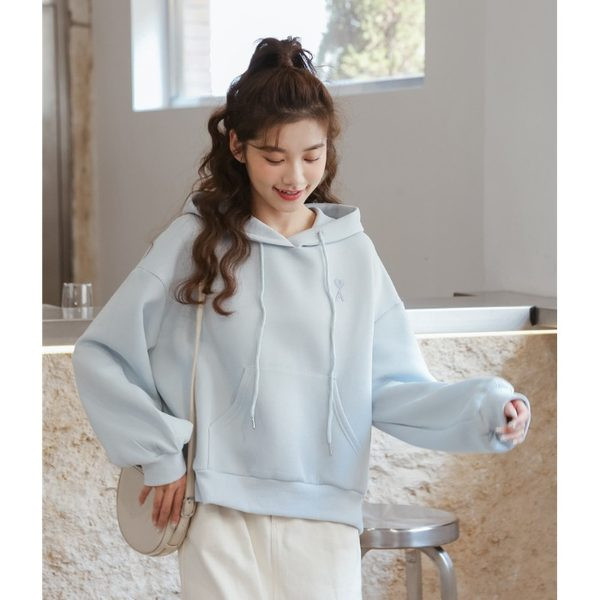 Rövid női pulóver kapucnival és nyakkendővel - két színben