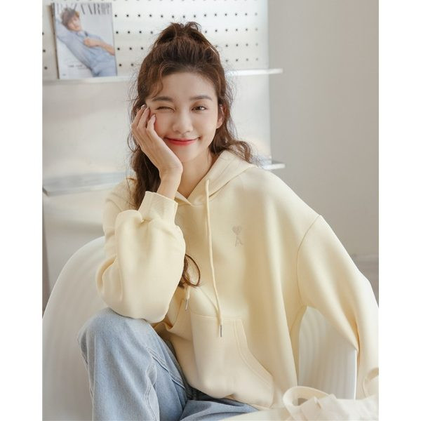 Rövid női pulóver kapucnival és nyakkendővel - két színben