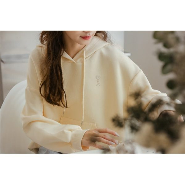 Rövid női pulóver kapucnival és nyakkendővel - két színben