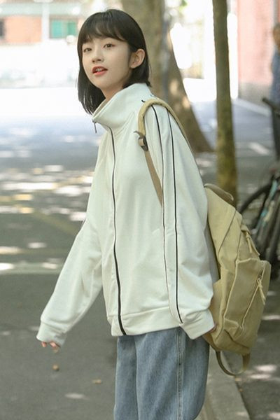 Sporty-casual γυναικείο φούτερ σε λευκό χρώμα