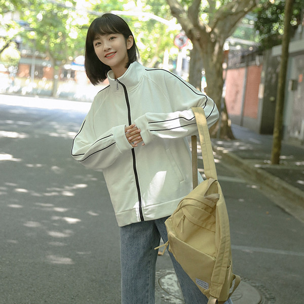 Sporty-casual γυναικείο φούτερ σε λευκό χρώμα