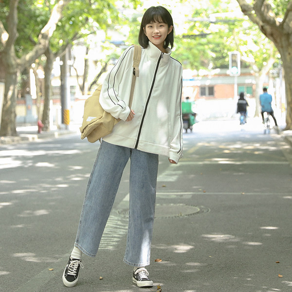 Sporty-casual γυναικείο φούτερ σε λευκό χρώμα