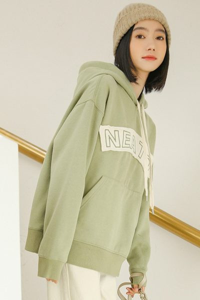 Φαρδύ γυναικείο φούτερ με επιγραφή και κορδόνια