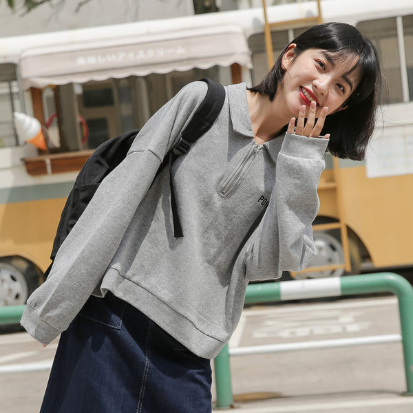 Φαρδύ κοντό γυναικείο φούτερ με κλασικό γιακά