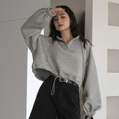 Γυναικείο κοντό φούτερ με κουκούλα σε γκρι και μαύρο χρώμα