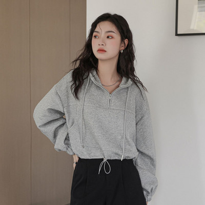 Γυναικείο κοντό φούτερ με κουκούλα σε γκρι και μαύρο χρώμα