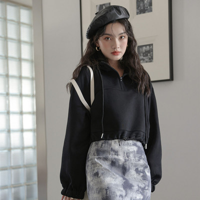 Γυναικείο κοντό φούτερ με κουκούλα σε γκρι και μαύρο χρώμα