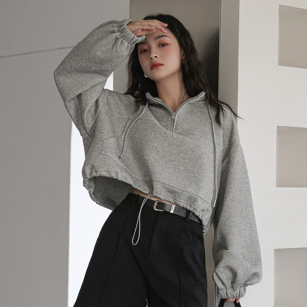 Γυναικείο κοντό φούτερ με κουκούλα σε γκρι και μαύρο χρώμα